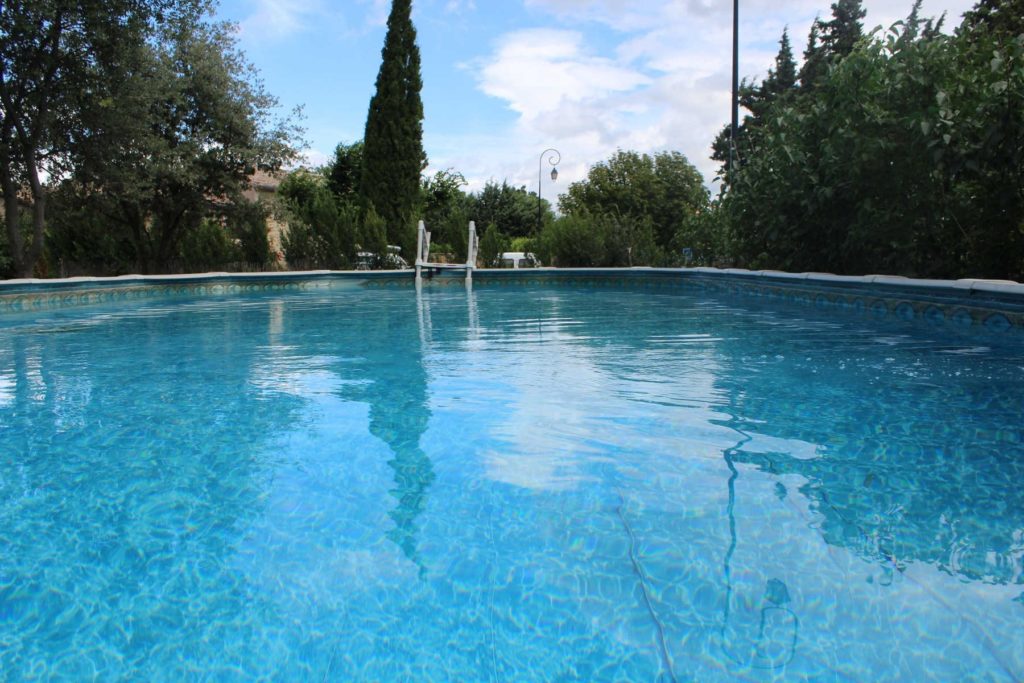 gite-richerenches-piscine